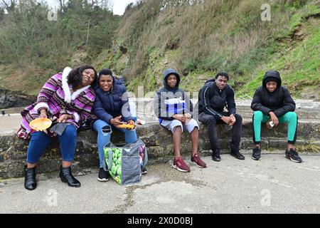 Cornwall, Royaume-Uni. 11 avril 2024. Les visiteurs de Londres peuvent déjeuner sur le mur du port à Charlestown en Cornouailles. Crédit photo : Robert Timoney/Alamy Live News Banque D'Images