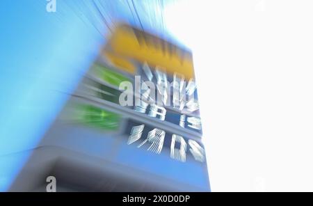 Stuttgart, Allemagne. 11 avril 2024. Les prix actuels du carburant sont affichés sur le tableau d'affichage de la station-service (effet de balayage en zoomant). L'Office fédéral de la statistique annonce le taux d'inflation pour mars 2024 sur 12.04.2024 à Wiesbaden. Crédit : Bernd Weißbrod/dpa/Alamy Live News Banque D'Images
