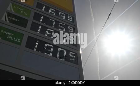 Stuttgart, Allemagne. 11 avril 2024. Les prix actuels du carburant sont affichés sur le panneau d'affichage d'une station-service. Le soleil brille sur la droite. L'Office fédéral de la statistique annonce le taux d'inflation pour mars 2024 à Wiesbaden le 12.04.2024. Crédit : Bernd Weißbrod/dpa/Alamy Live News Banque D'Images