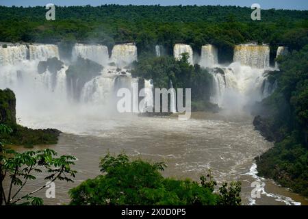 Chutes d'Iguasu, Brésil. 26 octobre 2023. Les puissantes cascades d'Iguazu à leur apogée. Banque D'Images