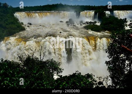 Chutes d'Iguasu, Brésil. 26 octobre 2023. Les puissantes cascades d'Iguazu à leur apogée. Banque D'Images