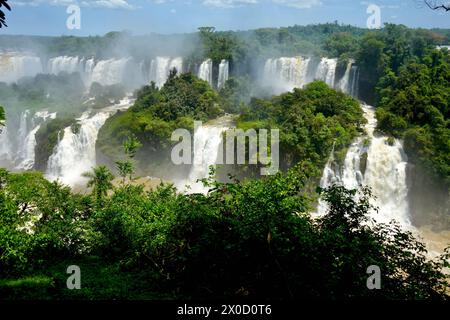 Chutes d'Iguasu, Brésil. 26 octobre 2023. Les puissantes cascades d'Iguazu à leur apogée. Banque D'Images