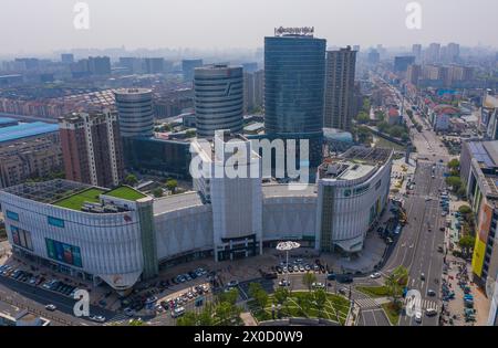 (240411) -- HANGZHOU, 11 avril 2024 (Xinhua) -- une photo de drone aérien prise le 9 avril 2024 montre la construction d'un marché de tricot dans la ville de Puyuan, dans la province du Zhejiang, dans l'est de la Chine. Puyuan, le plus grand centre de tricot en Chine, a vu son volume d'affaires de tricot dépasser 130 milliards de yuans (environ 17,96 milliards de dollars américains) en 2023. Ces dernières années, Puyuan a intensifié ses efforts pour se développer en un cluster industriel avancé de tricots dans le delta du fleuve Yangtsé. (Xinhua/Xu Yu) Banque D'Images