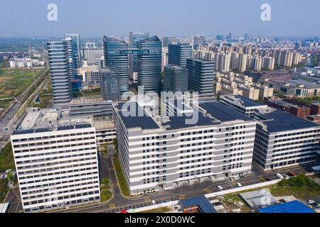 (240411) -- HANGZHOU, 11 avril 2024 (Xinhua) -- une photo de drone aérien prise le 9 avril 2024 montre la zone économique de l'aéroport dans la ville de Puyuan, dans la province du Zhejiang, dans l'est de la Chine. Puyuan, le plus grand centre de tricot en Chine, a vu son volume d'affaires de tricot dépasser 130 milliards de yuans (environ 17,96 milliards de dollars américains) en 2023. Ces dernières années, Puyuan a intensifié ses efforts pour se développer en un cluster industriel avancé de tricots dans le delta du fleuve Yangtsé. (Xinhua/Xu Yu) Banque D'Images