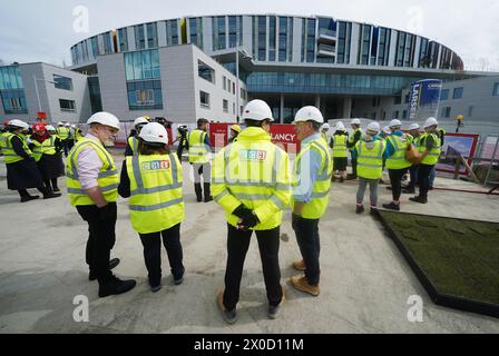 Les gens se rassemblent pour le tournage du gazon marquant le début de la construction sur le site de la Maison Ronald McDonald, dans le nouvel hôpital pour enfants de Dublin. Date de la photo : jeudi 11 avril 2024. Banque D'Images