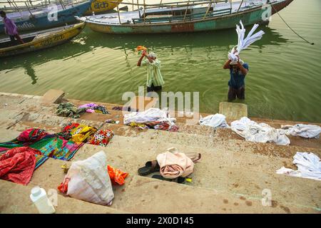 Dhobis ou lavabos nettoyant le linge sur les rives du Gange à Varanasi, India.Cool saison, gagner Banque D'Images