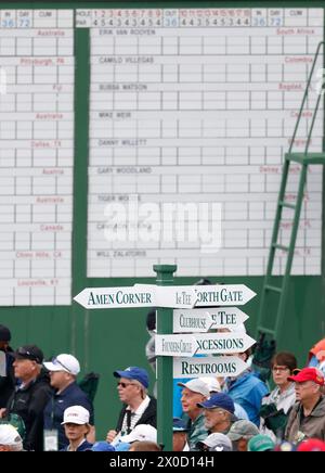 Augusta, États-Unis. 11 avril 2024. Des foules de passionnés de golf passent devant le tableau des scores avant la première manche du tournoi Masters à Augusta National Golf Club à Augusta, Géorgie, le jeudi 11 avril 2024. Photo de John Angelillo/UPI crédit : UPI/Alamy Live News Banque D'Images