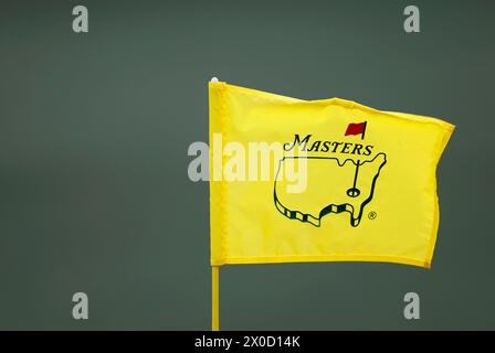 Augusta, États-Unis. 11 avril 2024. Un drapeau des Masters souffle dans le vent sur le deuxième trou lors de la première manche du tournoi des Masters à Augusta National Golf Club à Augusta, Géorgie, le jeudi 11 avril 2024. Photo de Tannen Maury/UPI crédit : UPI/Alamy Live News Banque D'Images