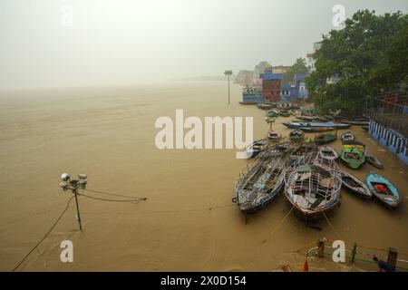 Haute eau du Gange lors d'une pluie de mousson à Varanasi, Inde. Banque D'Images