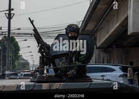 Mae Sot, Thaïlande. 11 avril 2024. Un soldat thaïlandais regarde hors d'un véhicule blindé dans la ville à la frontière avec Manmar. Au Myanmar, pays touché par la crise, des groupes rebelles auraient pris le contrôle de l'importante ville commerçante de Myawaddy, à la frontière avec la Thaïlande. De nombreux véhicules militaires blindés ont été positionnés du côté thaïlandais. Crédit : Steven Note/dpa/Alamy Live News Banque D'Images