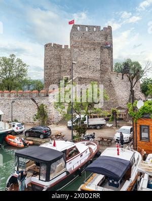 Istanbul, Turquie - 17 mai 2023 : prise de vue matinale du ruisseau Goksu, avec des bateaux amarrés, devant le château historique d'Anadolu Hisari, situé du côté anatolien du Bosphore dans le district de Beykoz Banque D'Images