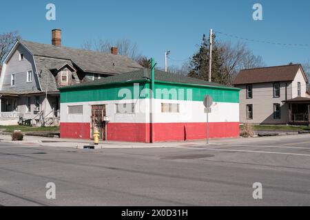 Magasin abandonné avec des briques peintes en vert blanc et rouge, à Lima Ohio USA Banque D'Images