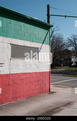 Magasin abandonné avec des briques peintes en vert blanc et rouge, à Lima Ohio USA Banque D'Images