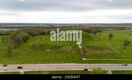 Photographie aérienne de Monks Mound à Cahokia Mounds State Historical Area, Collinsville, Illinois, un jour de printemps couvert. Cahokia Mounds est un His national Banque D'Images