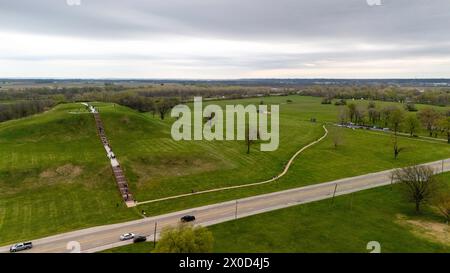 Photographie aérienne de Monks Mound à Cahokia Mounds State Historical Area, Collinsville, Illinois, un jour de printemps couvert. Cahokia Mounds est un His national Banque D'Images
