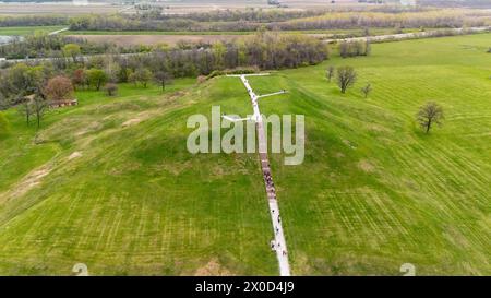 Photographie aérienne de Monks Mound à Cahokia Mounds State Historical Area, Collinsville, Illinois, un jour de printemps couvert. Cahokia Mounds est un His national Banque D'Images