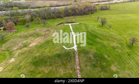 Photographie aérienne de Monks Mound à Cahokia Mounds State Historical Area, Collinsville, Illinois, un jour de printemps couvert. Cahokia Mounds est un His national Banque D'Images