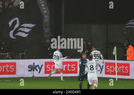 Swansea, Royaume-Uni. 10 avril 2024. Liam Cullen de Swansea City (20 ans) célèbre après avoir marqué le 1er but de son équipe. Match de championnat FL Skybet, Swansea City v Stoke City au stade Swansea.com de Swansea, pays de Galles, mercredi 10 avril 2024. Cette image ne peut être utilisée qu'à des fins éditoriales. Usage éditorial exclusif, photo par Andrew Orchard/Andrew Orchard photographie sportive/Alamy Live News crédit : Andrew Orchard photographie sportive/Alamy Live News Banque D'Images