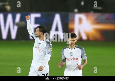 Swansea, Royaume-Uni. 10 avril 2024. Liam Cullen de Swansea City (20 ans) célèbre après avoir marqué le 1er but de son équipe. Match de championnat FL Skybet, Swansea City v Stoke City au stade Swansea.com de Swansea, pays de Galles, mercredi 10 avril 2024. Cette image ne peut être utilisée qu'à des fins éditoriales. Usage éditorial exclusif, photo par Andrew Orchard/Andrew Orchard photographie sportive/Alamy Live News crédit : Andrew Orchard photographie sportive/Alamy Live News Banque D'Images