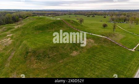 Photographie aérienne de Monks Mound à Cahokia Mounds State Historical Area, Collinsville, Illinois, un jour de printemps couvert. Cahokia Mounds est un His national Banque D'Images