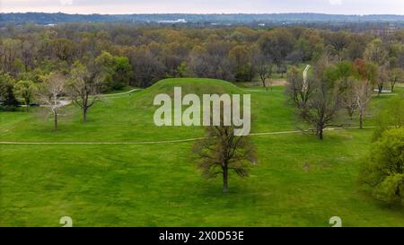 Photographie aérienne de Cahokia Mounds State Historical Area, Collinsville, il, un jour de printemps couvert. Cahokia Mounds est un monument historique national Banque D'Images