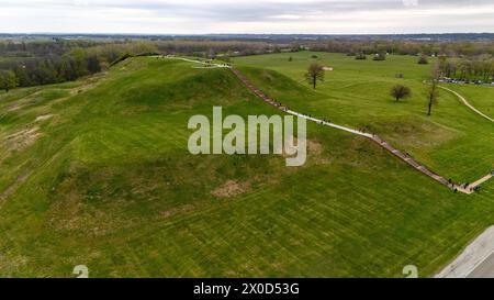 Photographie aérienne de Monks Mound à Cahokia Mounds State Historical Area, Collinsville, Illinois, un jour de printemps couvert. Cahokia Mounds est un His national Banque D'Images