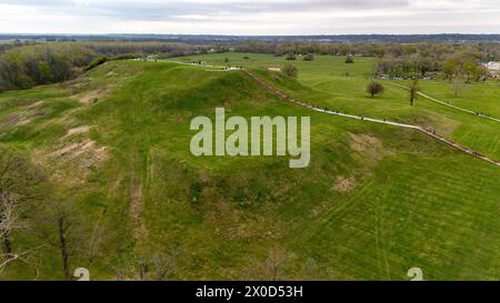 Photographie aérienne de Monks Mound à Cahokia Mounds State Historical Area, Collinsville, Illinois, un jour de printemps couvert. Cahokia Mounds est un His national Banque D'Images