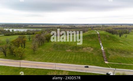 Photographie aérienne de Monks Mound à Cahokia Mounds State Historical Area, Collinsville, Illinois, un jour de printemps couvert. Cahokia Mounds est un His national Banque D'Images