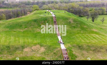 Photographie aérienne de Monks Mound à Cahokia Mounds State Historical Area, Collinsville, Illinois, un jour de printemps couvert. Cahokia Mounds est un His national Banque D'Images