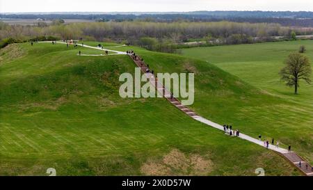 Photographie aérienne de Monks Mound à Cahokia Mounds State Historical Area, Collinsville, Illinois, un jour de printemps couvert. Cahokia Mounds est un His national Banque D'Images