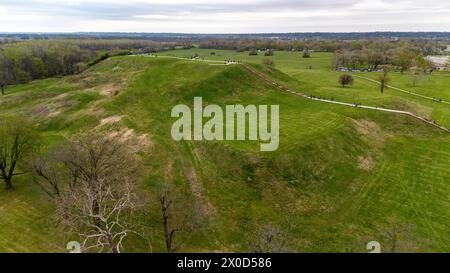Photographie aérienne de Monks Mound à Cahokia Mounds State Historical Area, Collinsville, Illinois, un jour de printemps couvert. Cahokia Mounds est un His national Banque D'Images