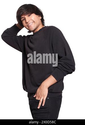 mannequin masculin latin de 20 ans posant pour la caméra et souriant. Il est habillé de noir avec un fond blanc. Il porte un Jean noir. Banque D'Images