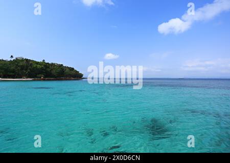 Eaux cristallines à Koh Talu Island Bang Saphan Noi Prachuap Khiri Khan, Thaïlande Banque D'Images