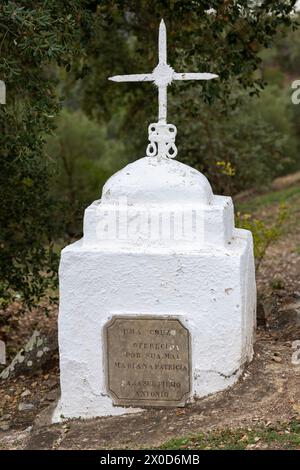 Petite croix religieuse chrétienne sur le côté de la route afin de bénir une certaine zone. Banque D'Images