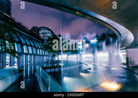 Spectacle de danse sur l'eau du cloître de la fontaine de musique en plein air dans une soirée d'automne à la station Daan Forest Park Station, Taipei MRT, Taiwan. Banque D'Images