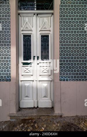 Vue rapprochée de l'architecture typique des bâtiments de l'Algarve avec des portes complexes et différentes, situé au Portugal, en Europe. Banque D'Images