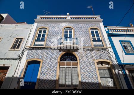 Vue rapprochée de l'architecture typique des bâtiments de l'Algarve avec des platibands complexes et différents, situés au Portugal, en Europe. Banque D'Images
