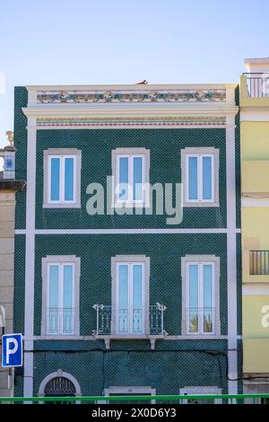Vue rapprochée de l'architecture typique des bâtiments de l'Algarve avec des platibands complexes et différents, situés au Portugal, en Europe. Banque D'Images