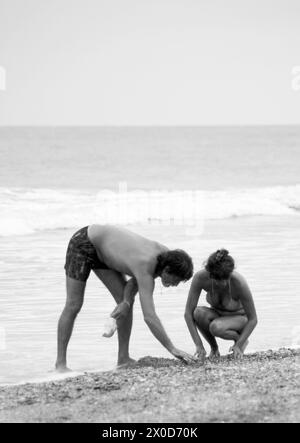 Couple cherche des coquillages à Myrtle Beach SC USA Banque D'Images