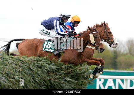 11 avril 2024 ; Aintree Racecourse, Aintree, Merseyside, Angleterre : 2024 Grand National Festival Day 1 ; Spyglass Hill monté par M. James King et le Lieutenant Rocco monté par M. William Brook sauter la chaise pendant le Randox Foxhunters Open Hunters Steeple Chase Banque D'Images