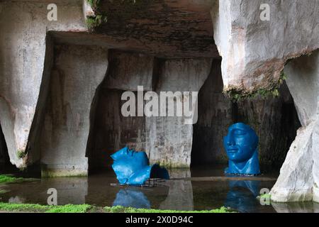 'Grotta dei cordari' la grotte des ropemakers parce que cet artisan y travaillait. Aujourd'hui est le foyer d'une exposition temporaire de visages bleus vibrants Banque D'Images