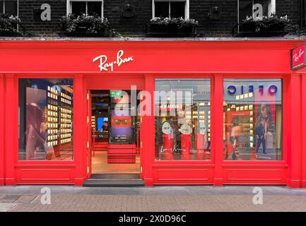 Magasin de lunettes Ray-Ban sur Carnaby Street, Soho, Londres, Angleterre. Banque D'Images