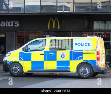 Fourgonnette de police au complexe commercial du centre-ville de Corby, en Angleterre. Banque D'Images