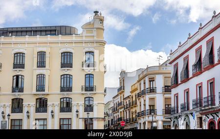 Ronda, Espagne - 20 octobre 2023 : architecture des rues du village de Ronda, Andalousie, Espagne. Banque D'Images