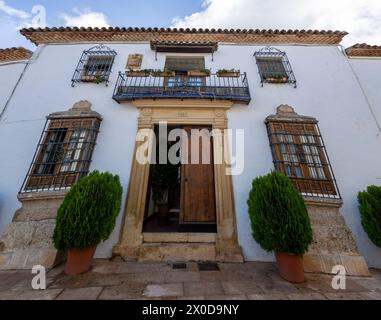 Ronda, Espagne - 20 octobre 2023 : architecture des rues du village de Ronda, Andalousie, Espagne. Banque D'Images