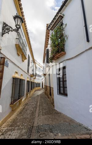 Ronda, Espagne - 20 octobre 2023 : architecture des rues du village de Ronda, Andalousie, Espagne. Banque D'Images