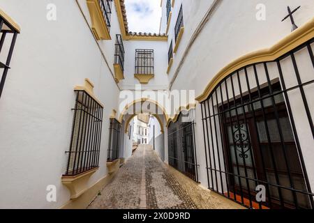 Ronda, Espagne - 20 octobre 2023 : architecture des rues du village de Ronda, Andalousie, Espagne. Banque D'Images