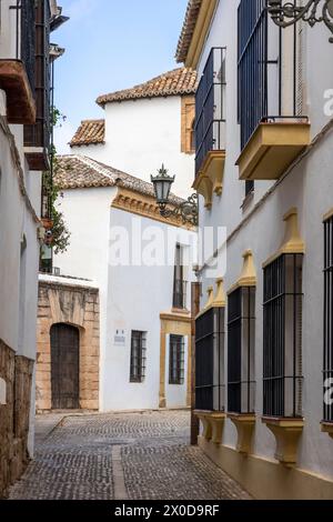 Ronda, Espagne - 20 octobre 2023 : architecture des rues du village de Ronda, Andalousie, Espagne. Banque D'Images