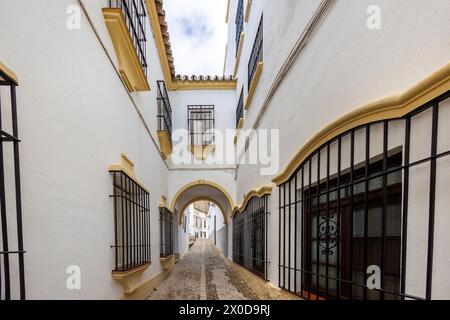 Ronda, Espagne - 20 octobre 2023 : architecture des rues du village de Ronda, Andalousie, Espagne. Banque D'Images