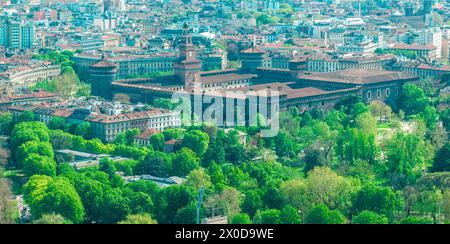 Vue aérienne du Castello Sforzesco (Château des Sforza) Détails de la fortification médiévale située à Milan, dans le nord de l'Italie Banque D'Images